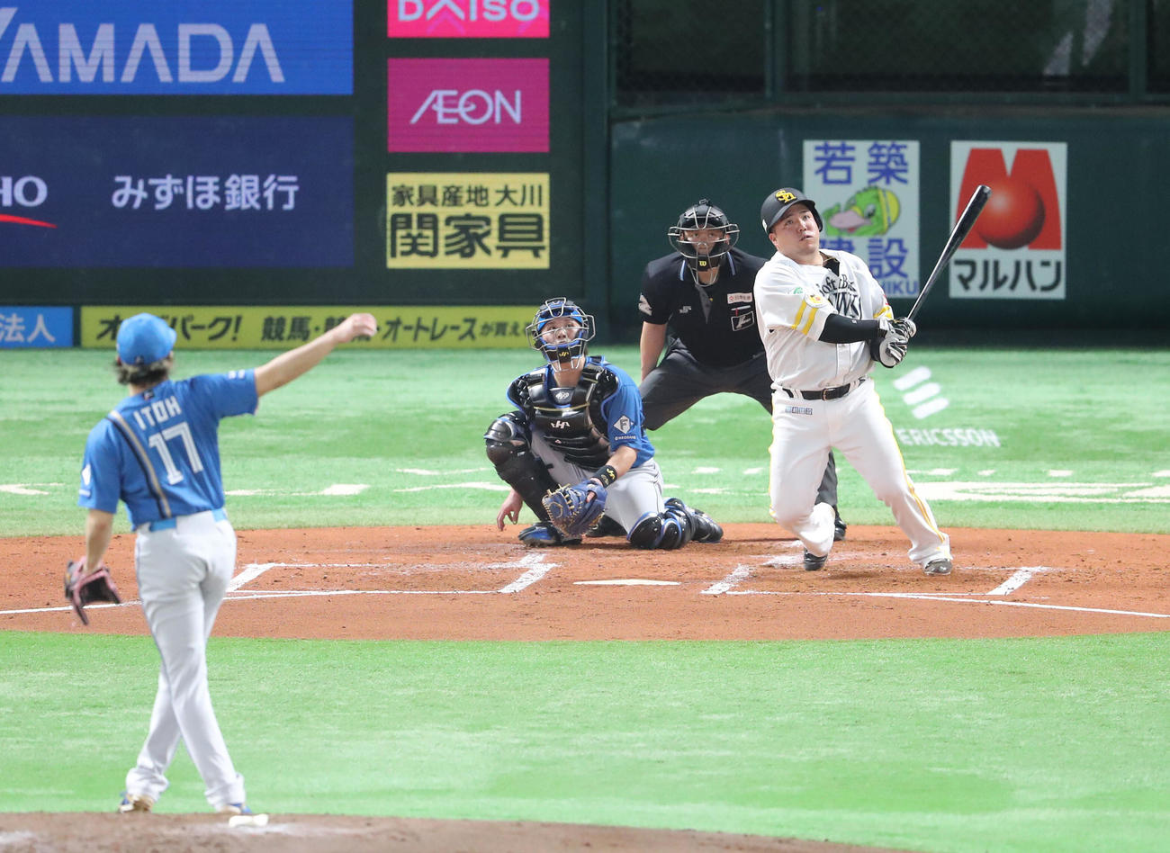 ソフトバンク対日本ハム　2回裏ソフトバンク無死、山川は左越えに先制本塁打を放つ（撮影・梅根麻紀）