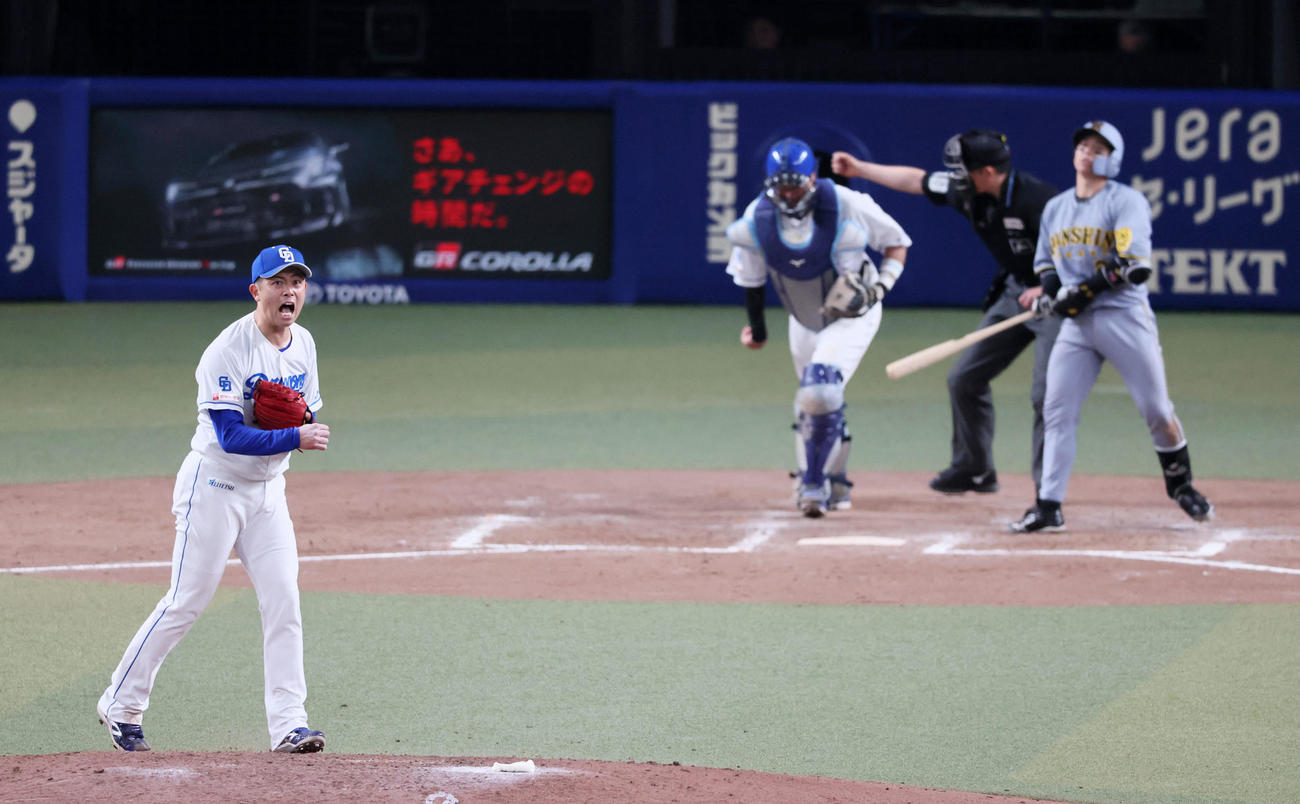 中日対阪神　9回表阪神2死、梅野を三振に仕留めマウンドで気合のこもった表情を見せる松山（撮影・加藤哉）