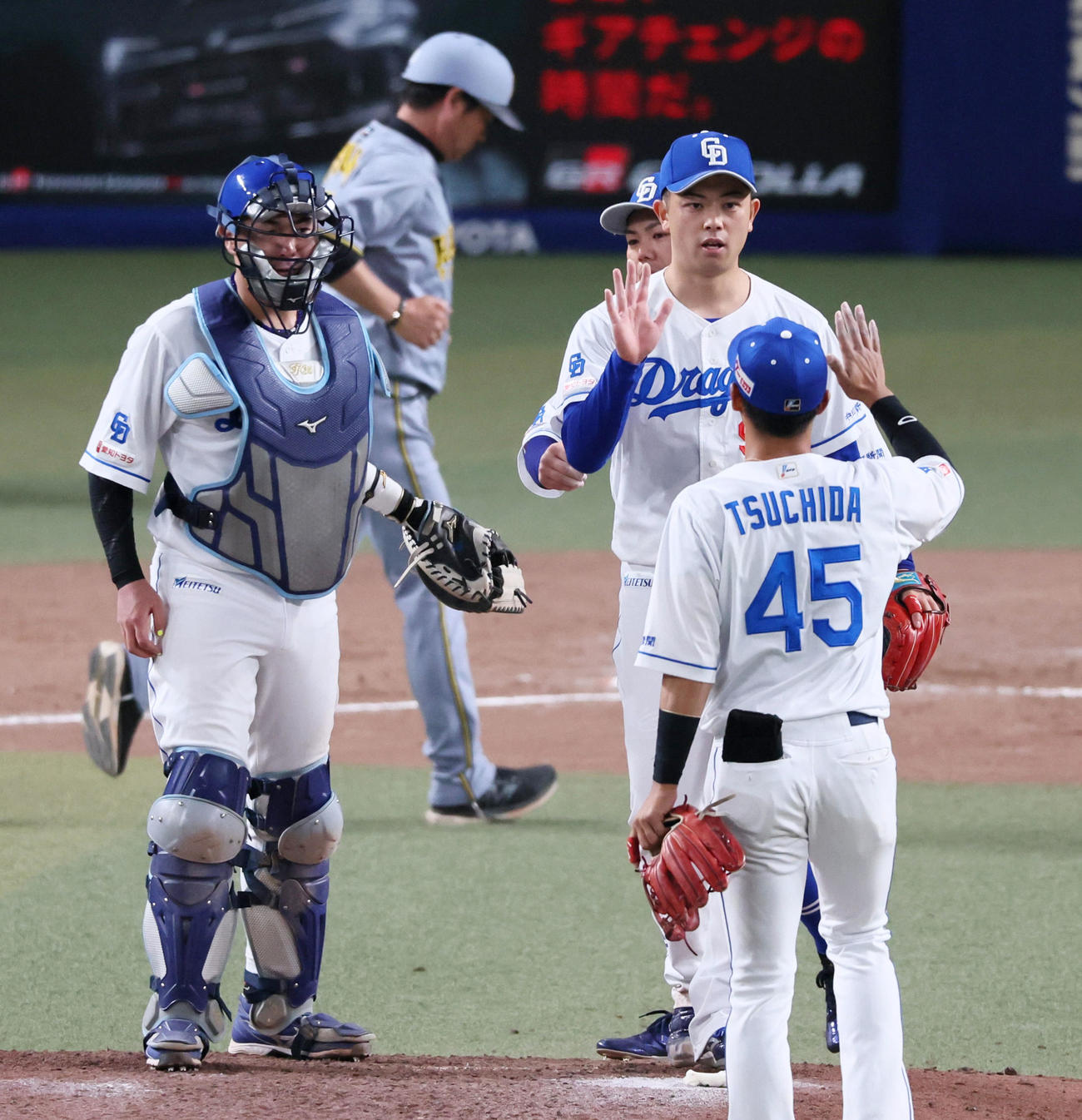 中日対阪神　9回表阪神2死、梅野を三振に仕留めマウンドでナインとタッチする松山（撮影・加藤哉）