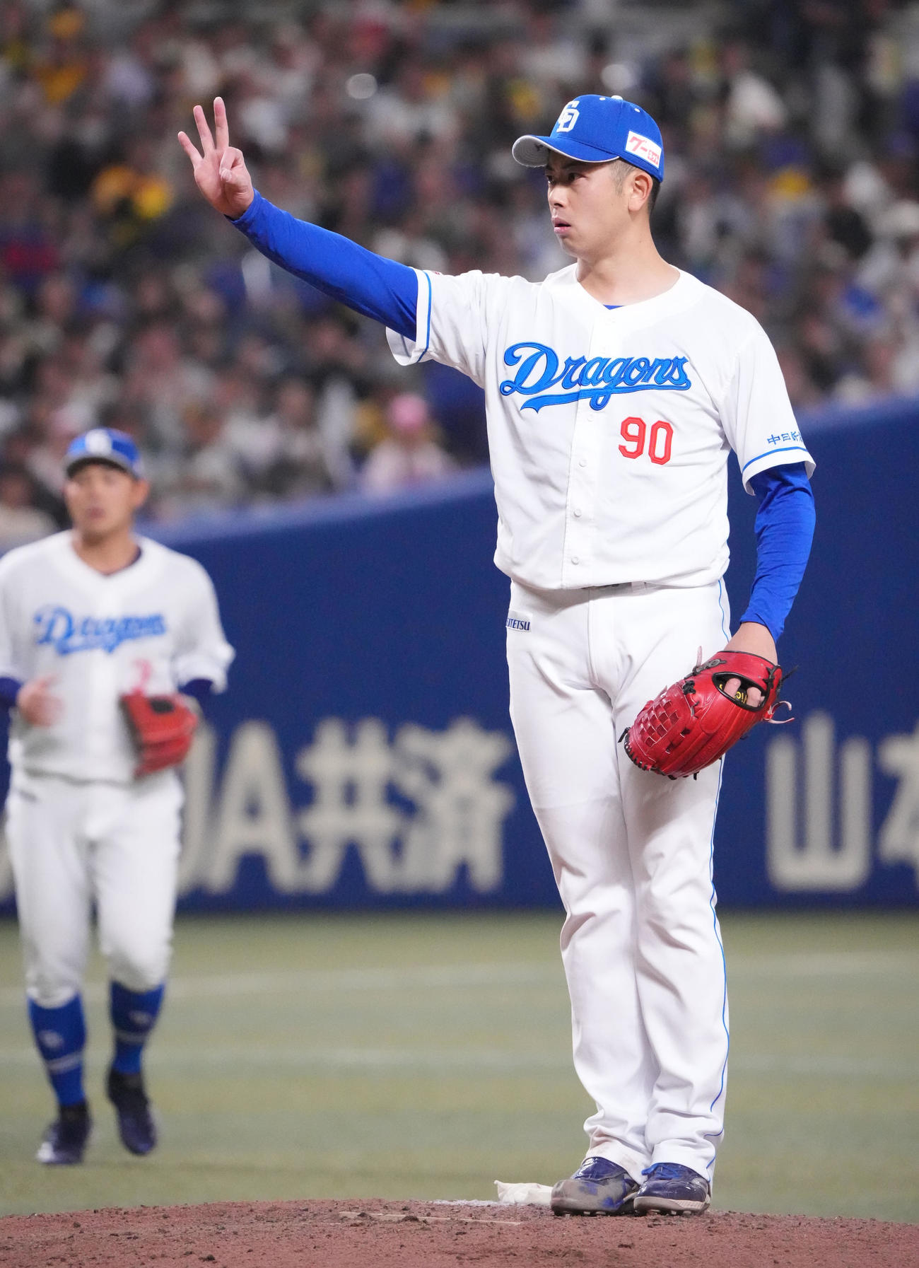 中日対阪神　試合終了、リリーフしポーズを決める松山（撮影・森本幸一）
