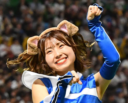 ソフトバンク対日本ハム　4回表終了後、わんわんダンスでファイターズガールとコラボするハニーズ（撮影・岩下翔太）