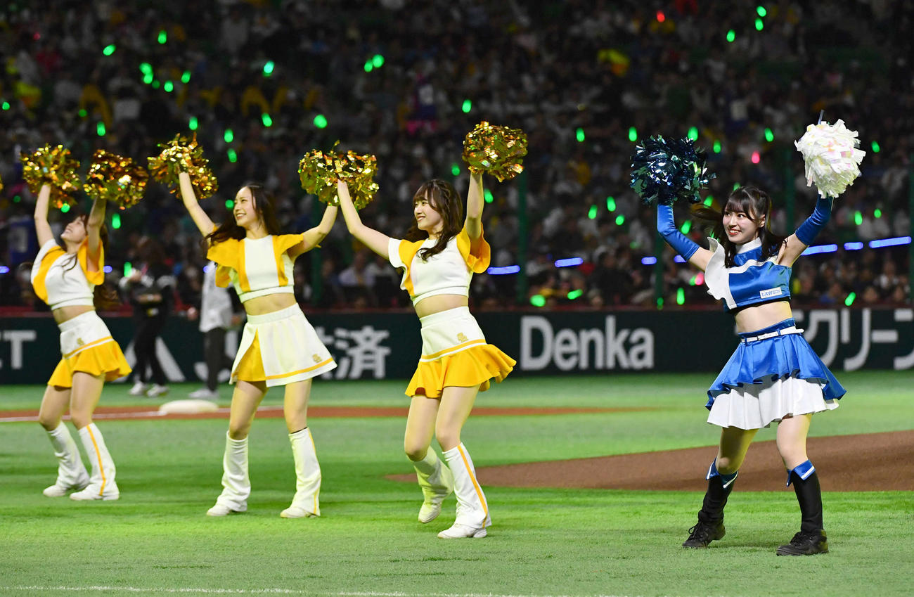 ソフトバンク対日本ハム　試合前のオープニングダンスでハニーズとコラボするファイターズガール（撮影・岩下翔太）