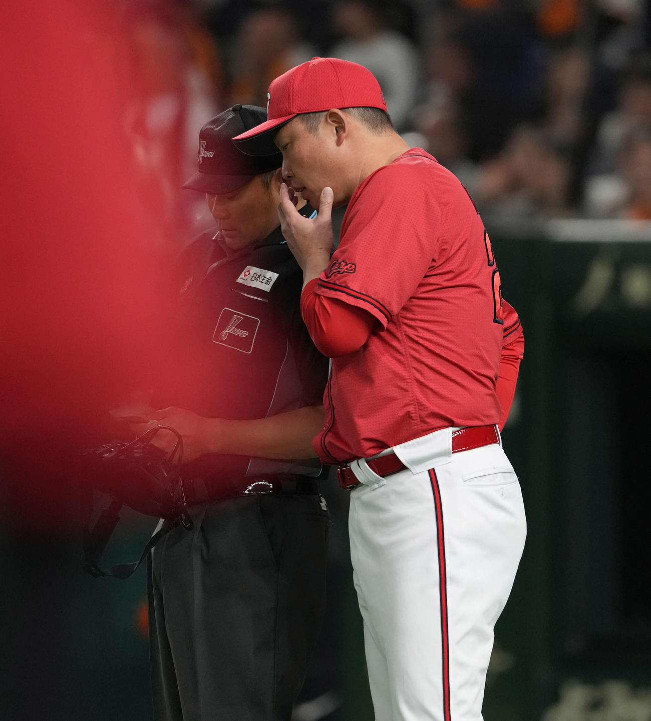 巨人対広島　選手交代を告げる広島新井監督（撮影・井上学）