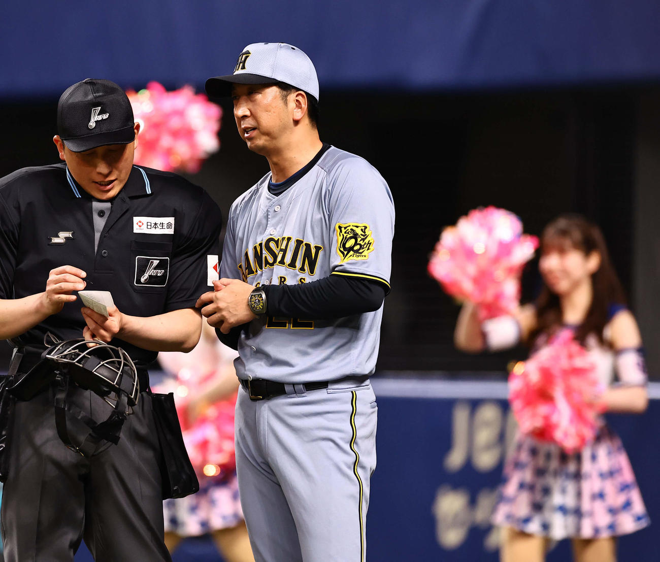 中日対阪神　選手交代を告げる藤川監督（撮影・上田博志）