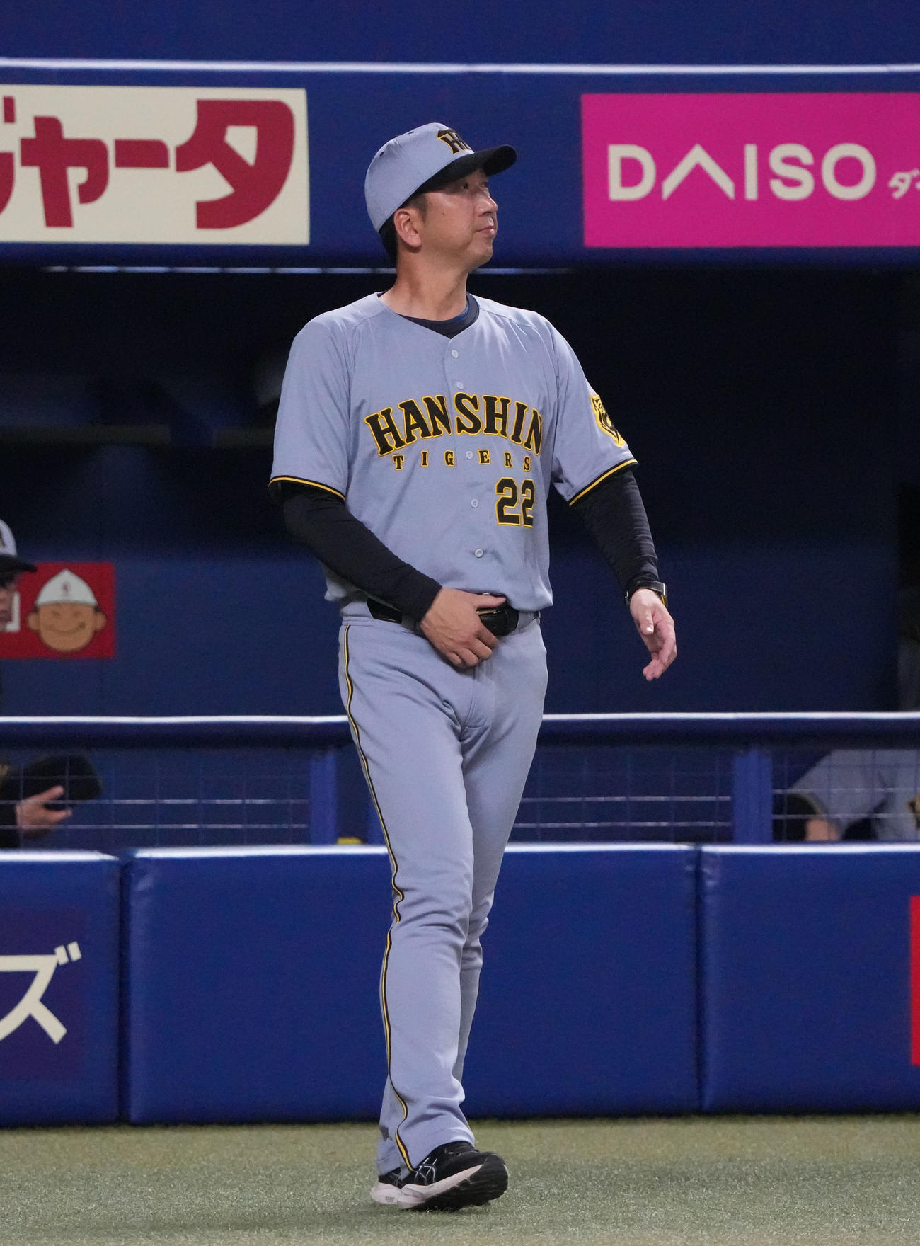 中日対阪神　8回表終了、選手交代を告げる藤川監督（撮影・森本幸一）