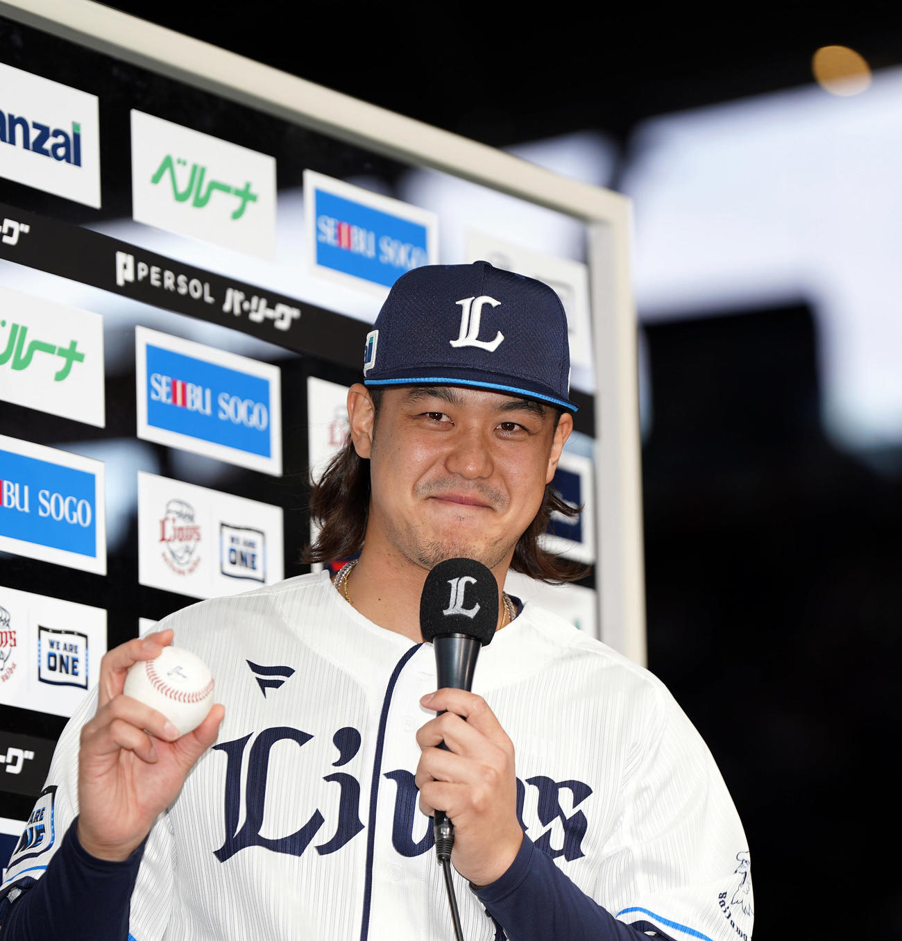西武対楽天　597日ぶりの勝利を納め、ウイニングボールを手に笑顔を見せる西武高橋（撮影・狩俣裕三）