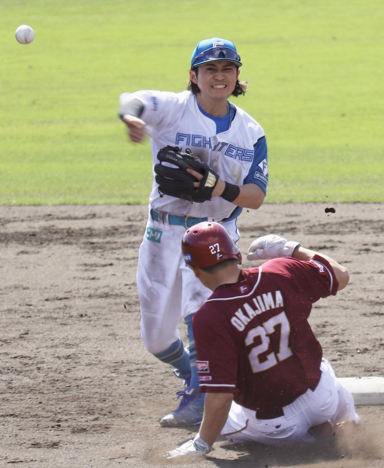 イースタン・リーグ　日本ハム対楽天　5回裏楽天無死一塁、二塁手上川畑が三ゴロ併殺を完成させる（撮影・黒須亮）