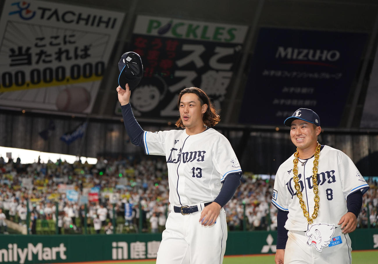 西武対楽天　597日ぶりの勝利を納め、ヒーローインタビュー後、ファンの声援に応える西武高橋（左）。右は渡部（撮影・狩俣裕三）