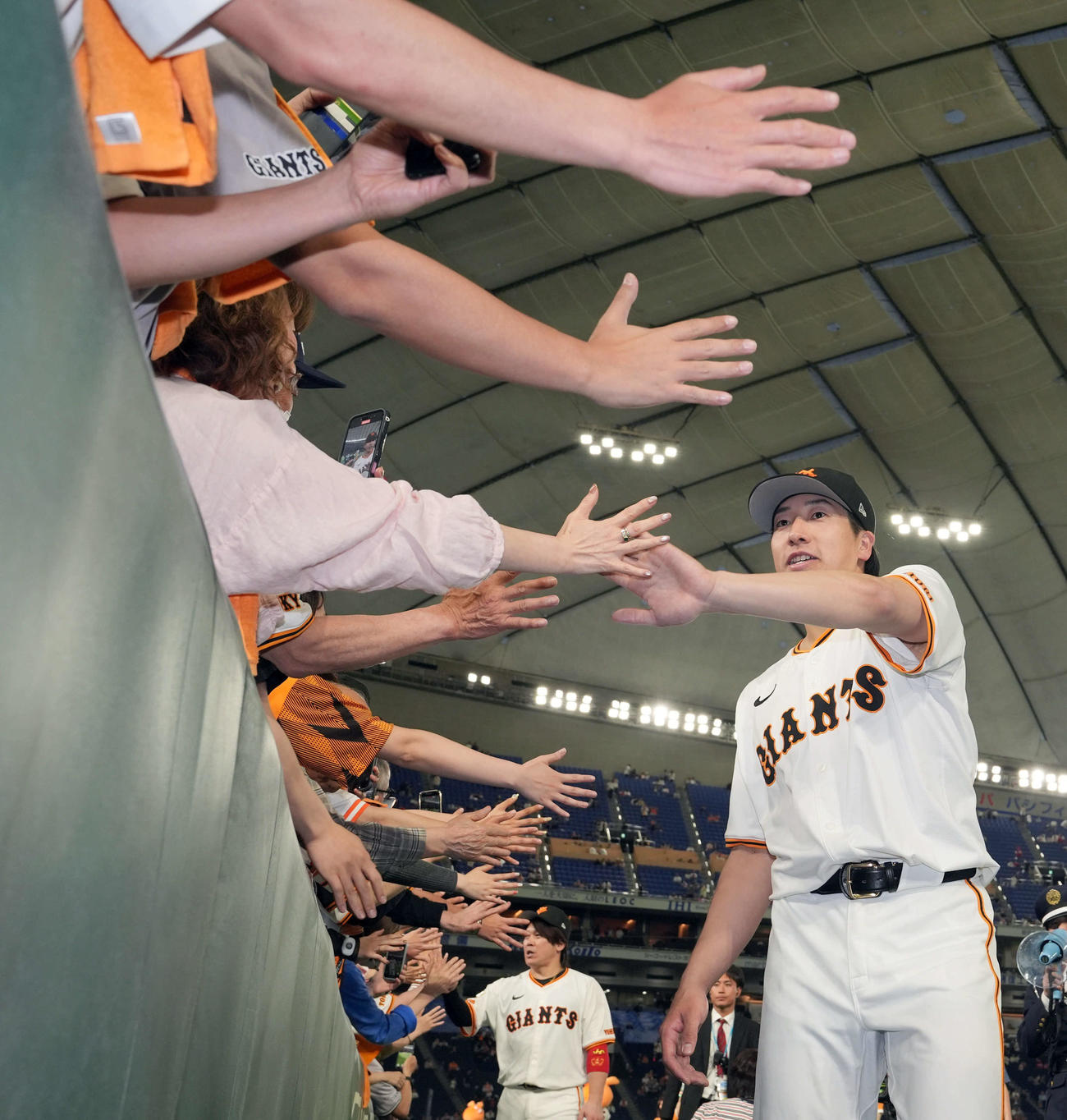 巨人対広島　広島に勝利し、ファンとハイタッチをする巨人大勢（撮影・たえ見朱実）