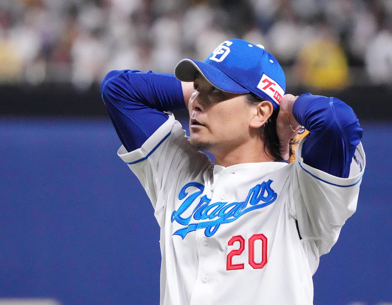 中日対阪神　6回表終了、汗を拭きベンチへ戻る涌井（撮影・森本幸一）