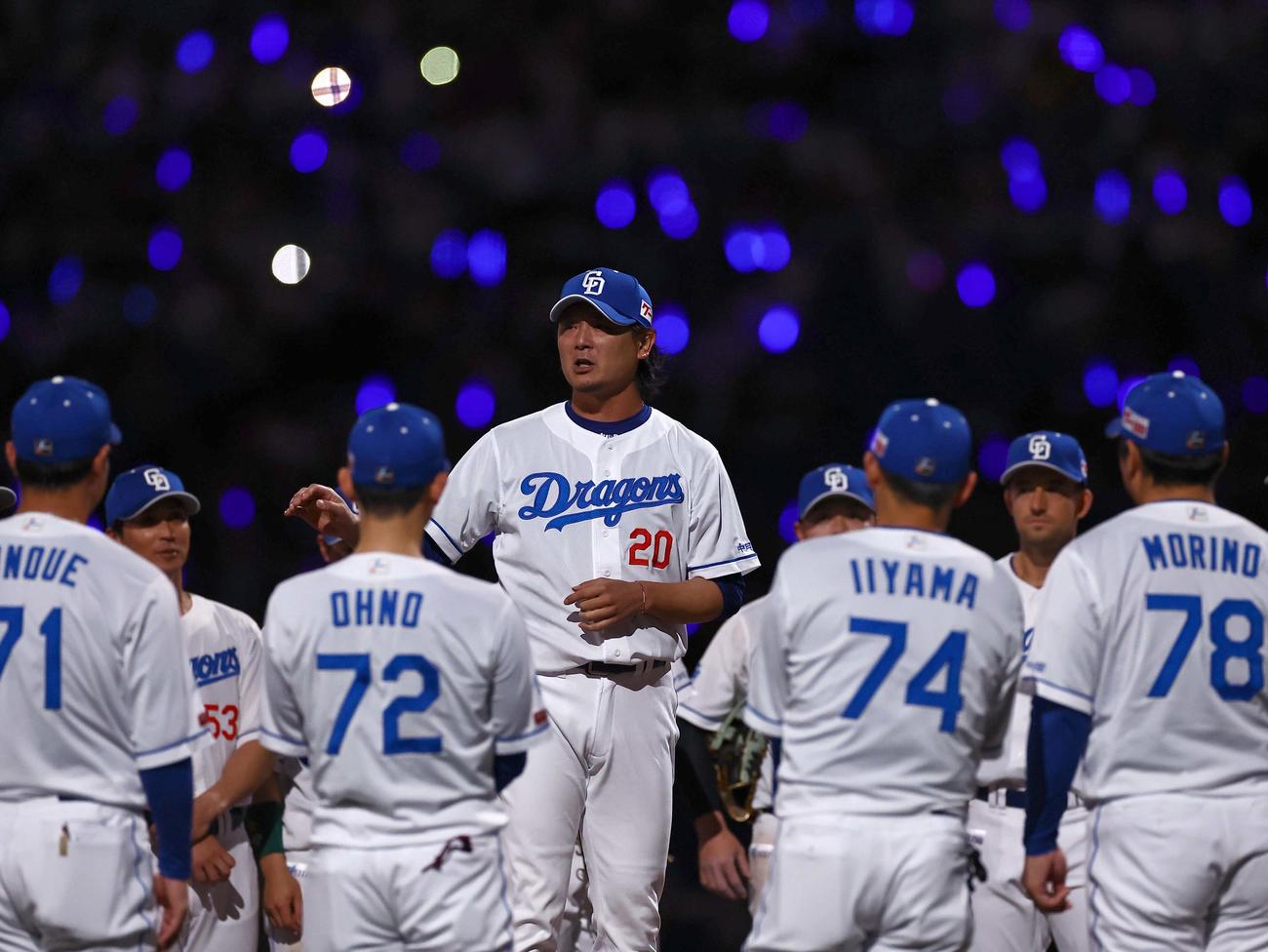 中日対阪神　阪神に勝った涌井は円陣の中心で話をする（撮影・上田博志）