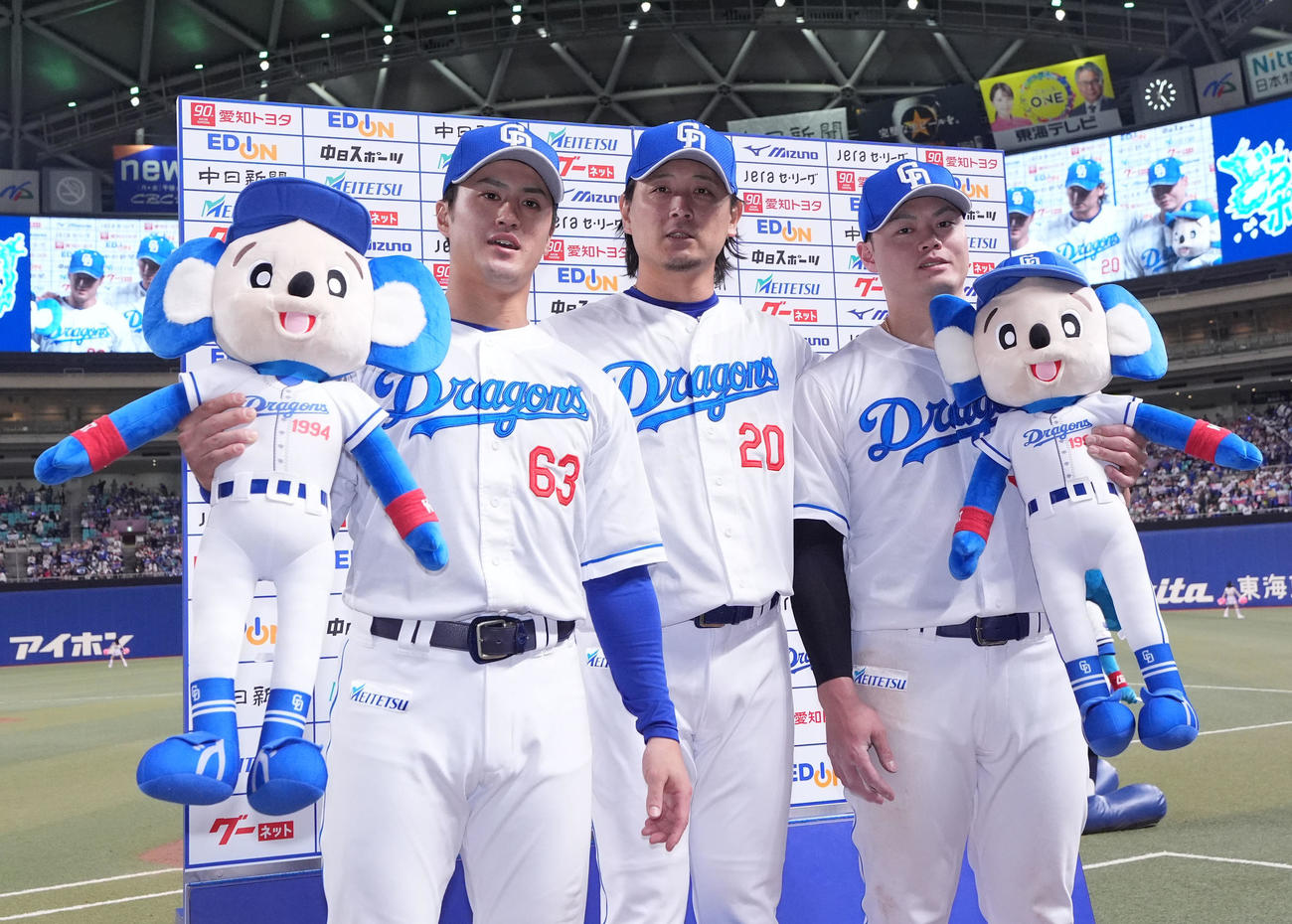 中日対阪神　ヒーローインタビューを終えポーズを決める（左から）板山、涌井、細川（撮影・森本幸一）