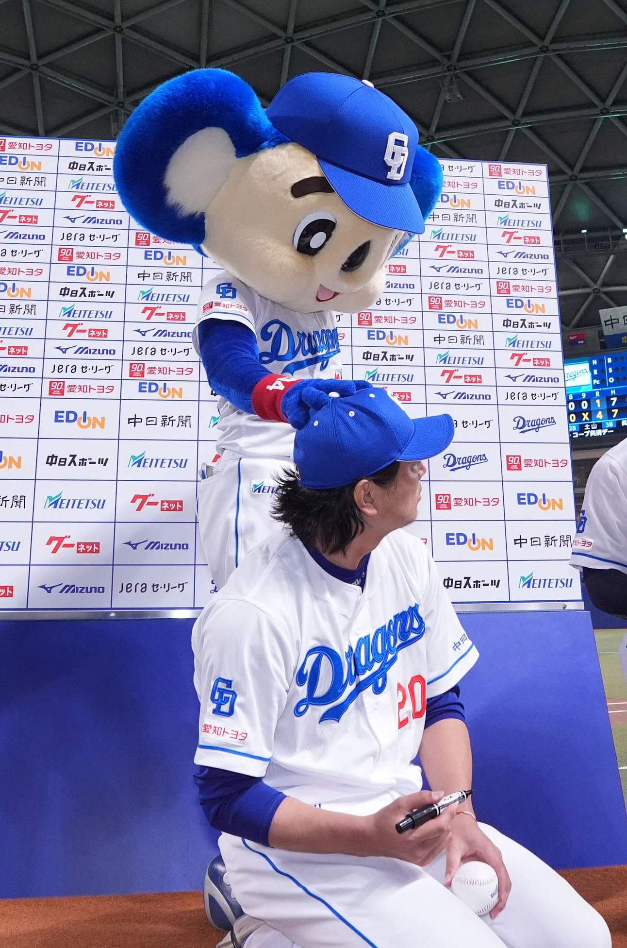中日対阪神　ヒーローの涌井をねぎらうドアラ（撮影・森本幸一）