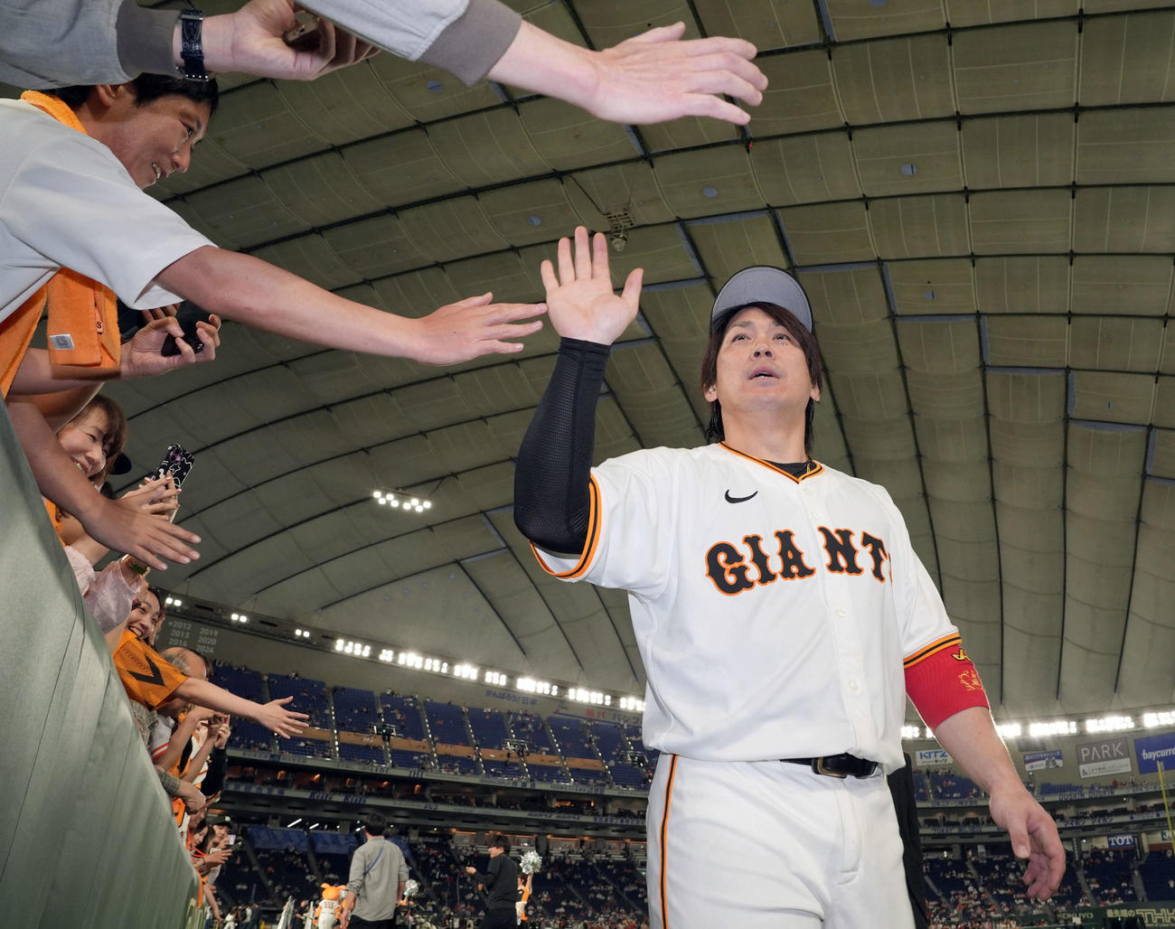 巨人対広島　広島に勝利し、ファンとハイタッチをする甲斐（撮影・たえ見朱実）