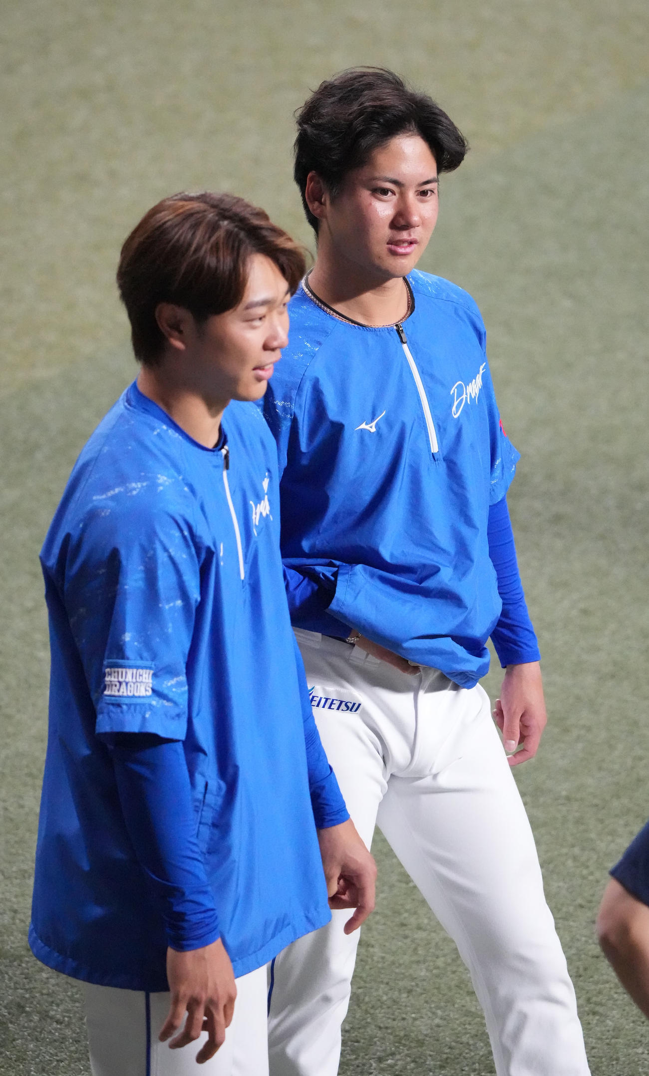 中日対阪神　試合前、一軍練習に合流した金丸（右）左は高橋宏（撮影・森本幸一）