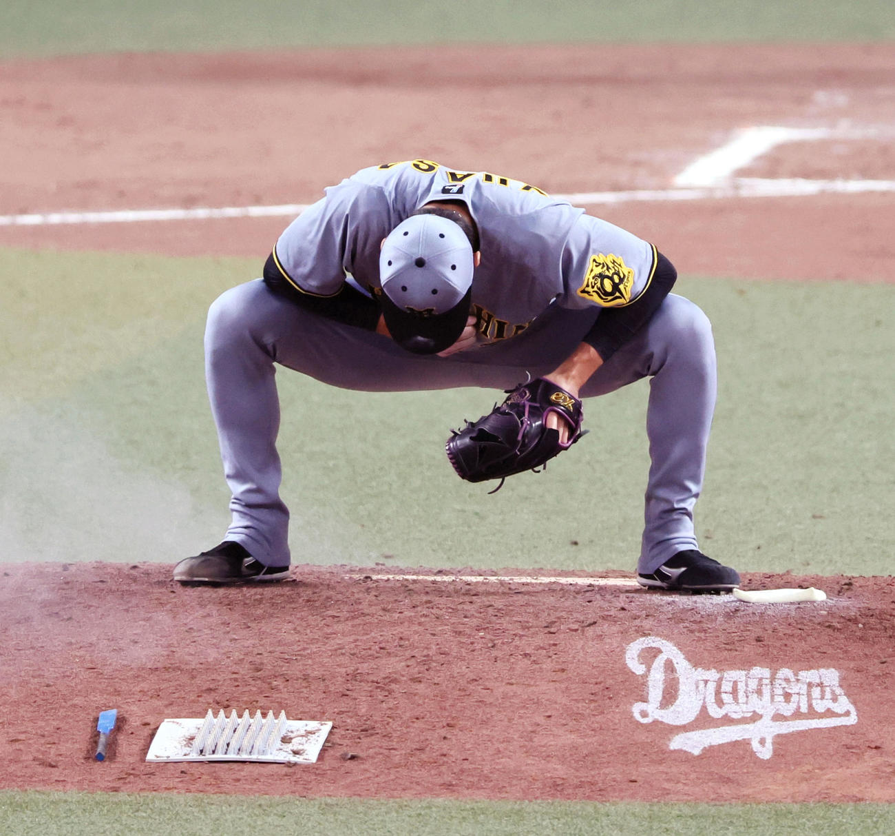 中日対阪神　7回裏、阪神2番手でマウンドに上がった湯浅は胸に拳を当てる（撮影・加藤哉）