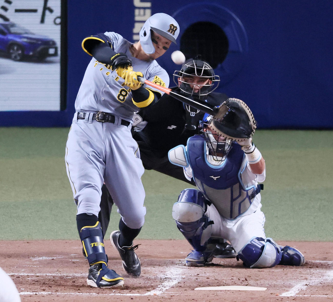 中日対阪神　4回表阪神1死、佐藤輝は右越えソロ本塁打を放つ（撮影・加藤哉）