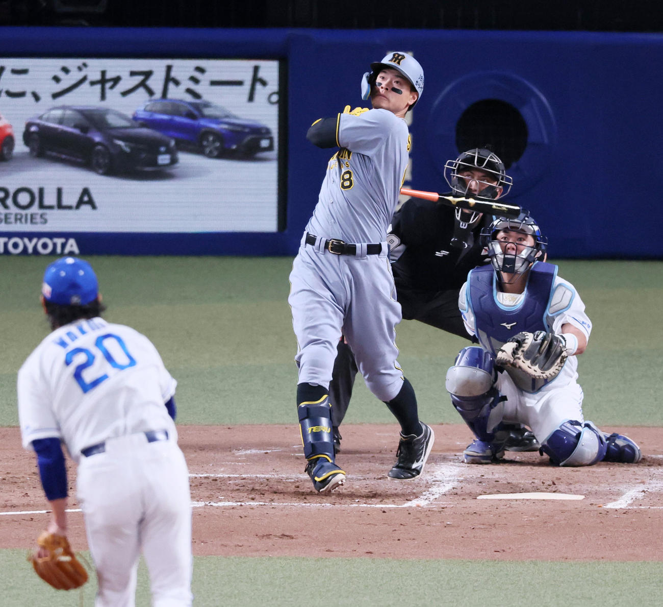 中日対阪神　4回表阪神1死、佐藤輝は右越えソロ本塁打を放つ。投手涌井（撮影・加藤哉）