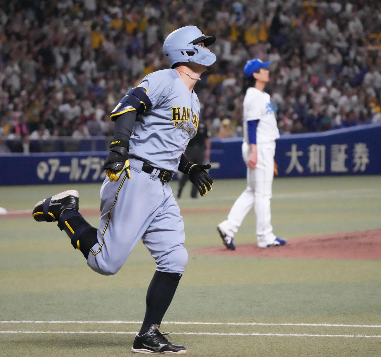 中日対阪神　4回表阪神1死、佐藤輝（左）は右越え本塁打を放ちダイヤモンドをまわる（撮影・森本幸一）