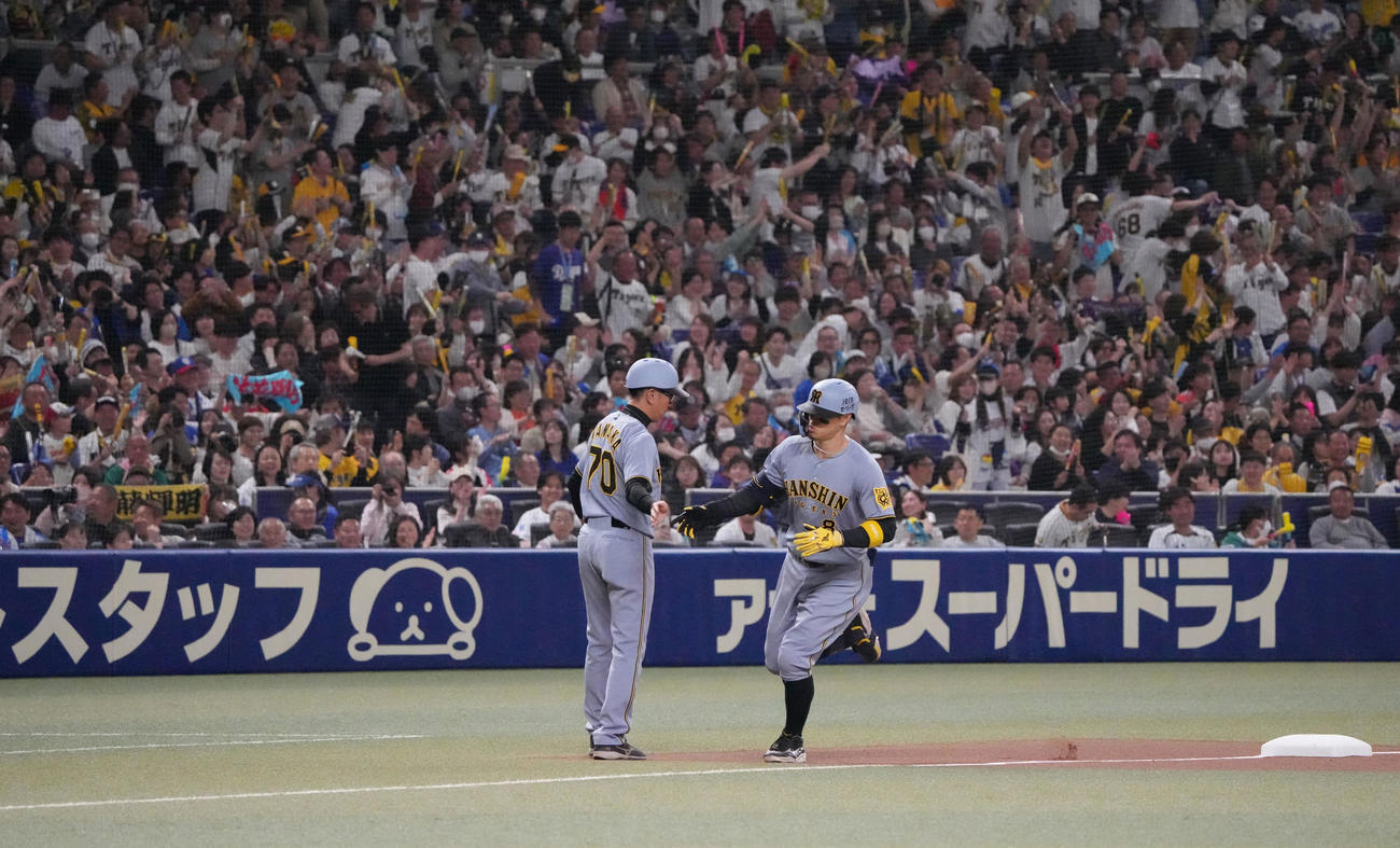 中日対阪神　4回表阪神1死、佐藤輝（右）は右越え本塁打を放ちファンの歓声を背にダイヤモンドをまわる（撮影・森本幸一）