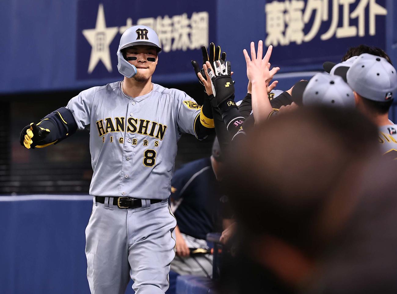 中日対阪神　4回表阪神1死、佐藤輝は左越えに同点ソロ本塁打を放つ（撮影・上田博志）