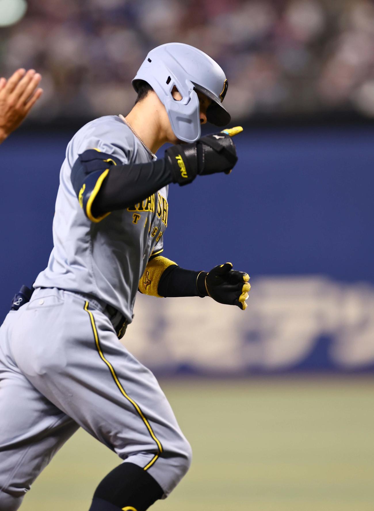 中日対阪神　4回表阪神1死、佐藤輝は左越えに同点ソロ本塁打を放つ（撮影・上田博志）