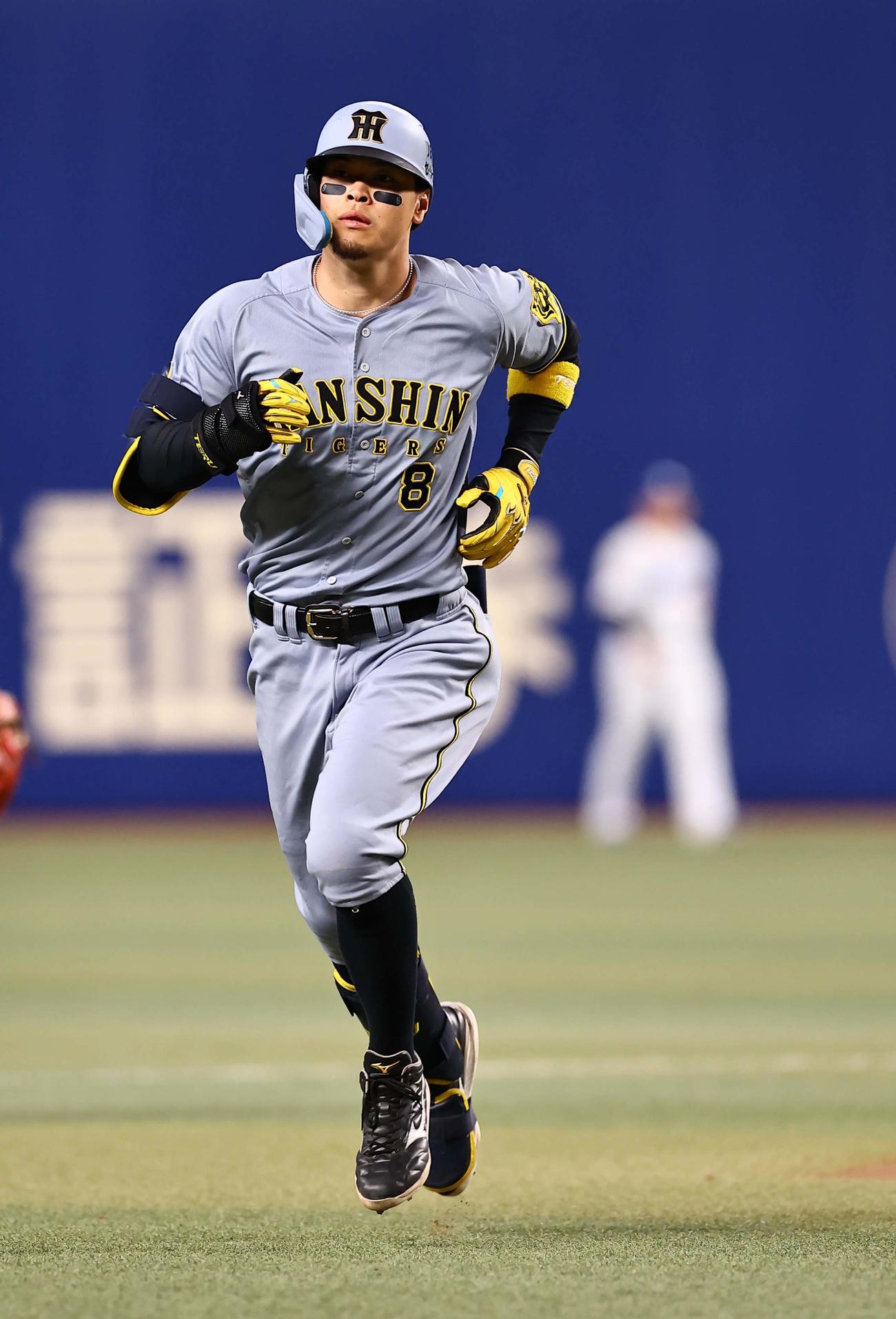 中日対阪神　4回表阪神1死、佐藤輝は左越えに同点ソロ本塁打を放つ（撮影・上田博志）