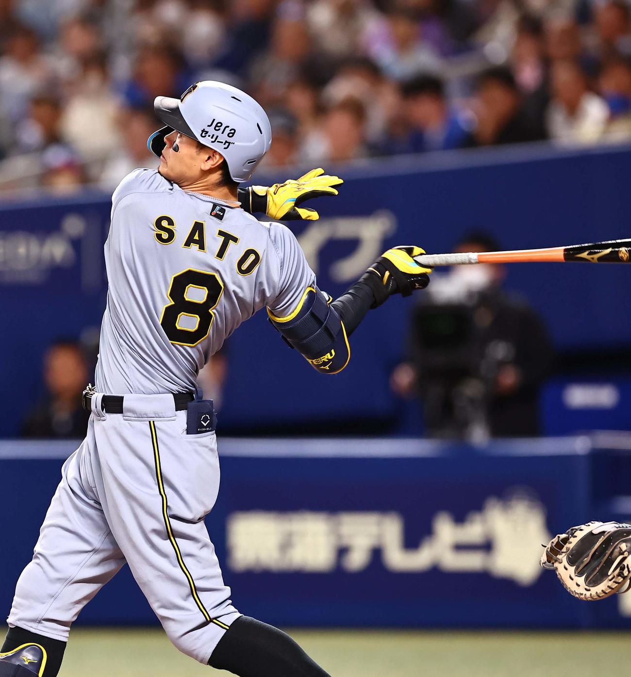 中日対阪神　4回表阪神1死、佐藤輝は左越えに同点ソロ本塁打を放つ（撮影・上田博志）