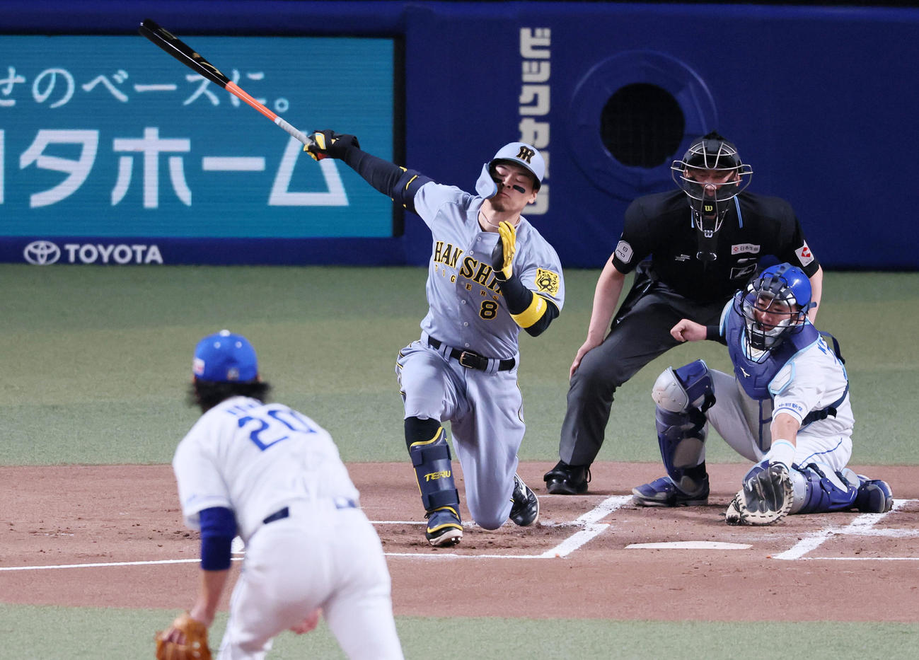 中日対阪神　1回表阪神2死一塁、三振に倒れる佐藤輝。投手涌井（撮影・加藤哉）