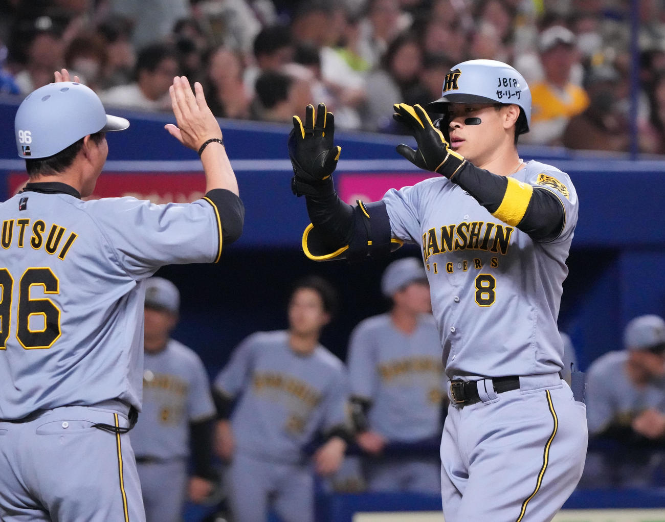 中日対阪神　4回表阪神1死、佐藤輝（右）は右越え本塁打を放ち生還する（撮影・森本幸一）