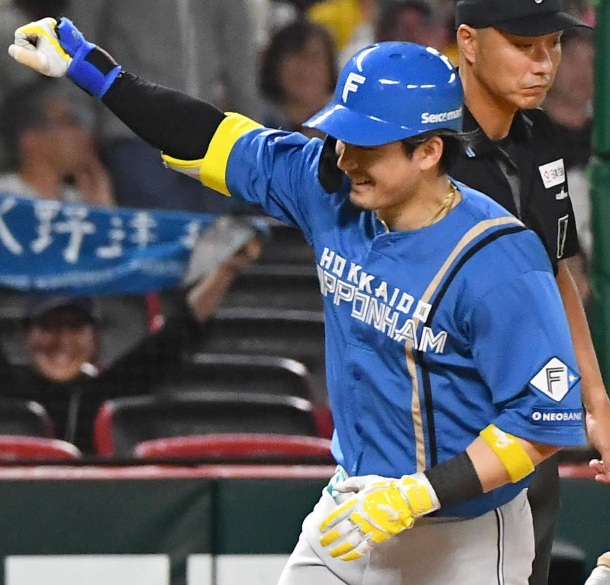 ソフトバンク対日本ハム　10回表日本ハム無死、勝ち越しの右越え本塁打を放ち、ガッツポーズしながら三塁をまわる水野（撮影・岩下翔太）