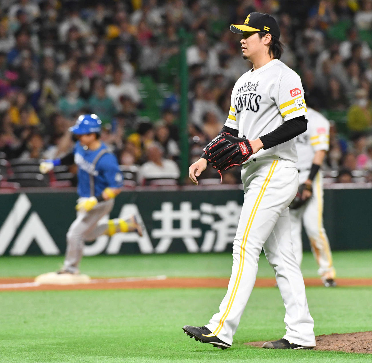 ソフトバンク対日本ハム　10回表日本ハム無死、水野（左）に勝ち越しの右越え本塁打を打たれた杉山（撮影・岩下翔太）