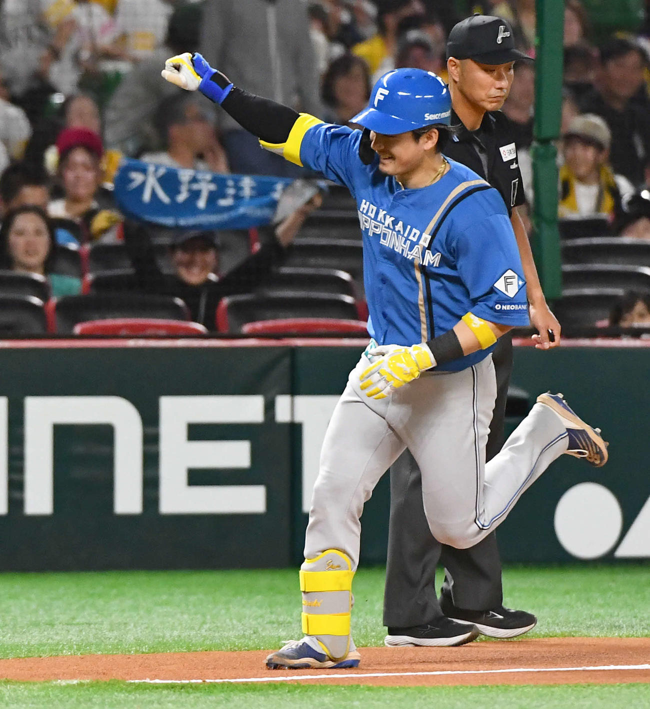 ソフトバンク対日本ハム　10回表日本ハム無死、勝ち越しの右越え本塁打を放ち、ガッツポーズしながら三塁をまわる水野（撮影・岩下翔太）