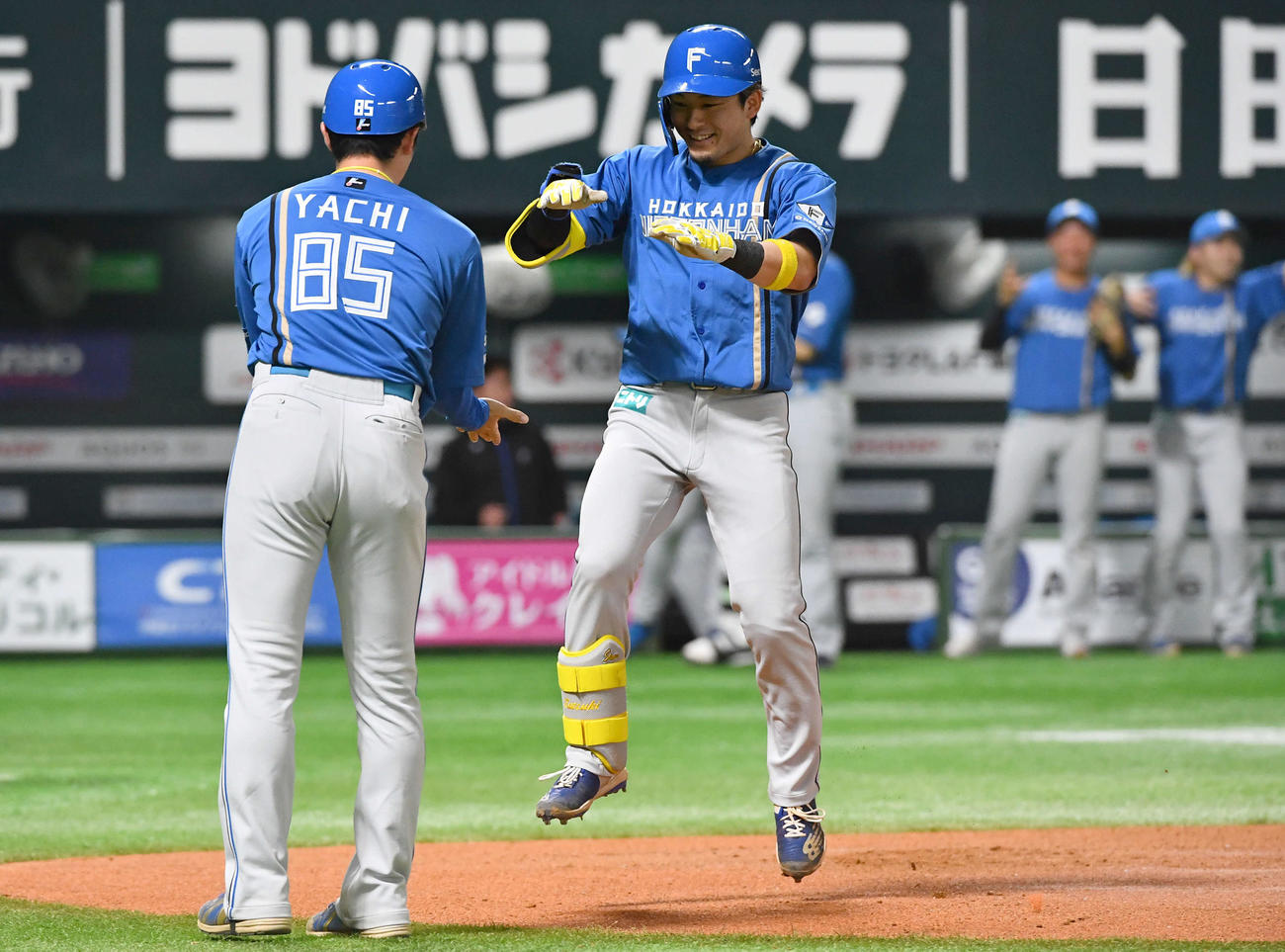 ソフトバンク対日本ハム　10回表日本ハム無死、勝ち越しの右越え本塁打を放った水野（右）は笑顔で谷内コーチとタッチを交わす（撮影・岩下翔太）