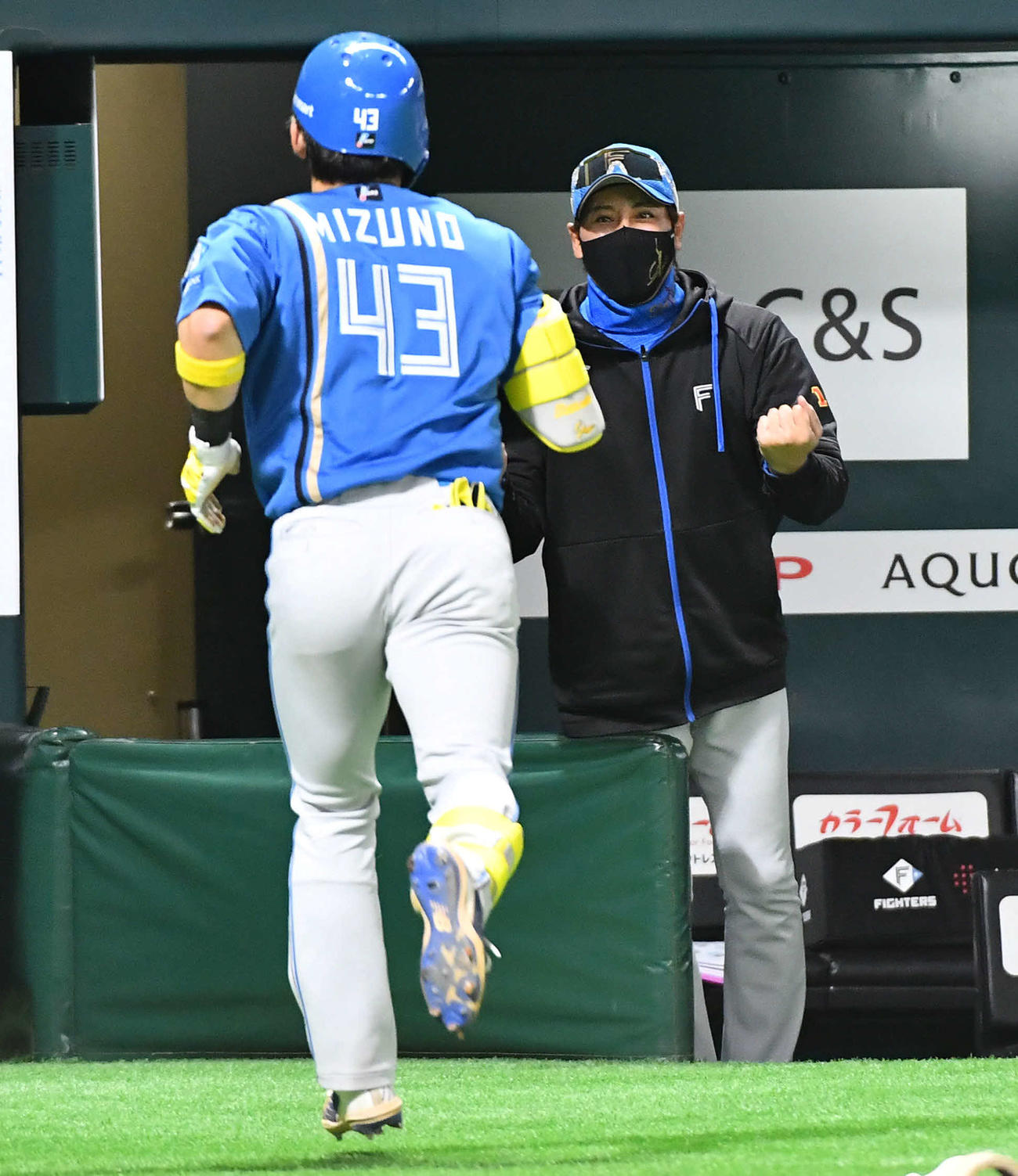 ソフトバンク対日本ハム　10回表日本ハム無死、勝ち越しの右越え本塁打を放った水野（左）を笑顔で迎える新庄監督（撮影・岩下翔太）