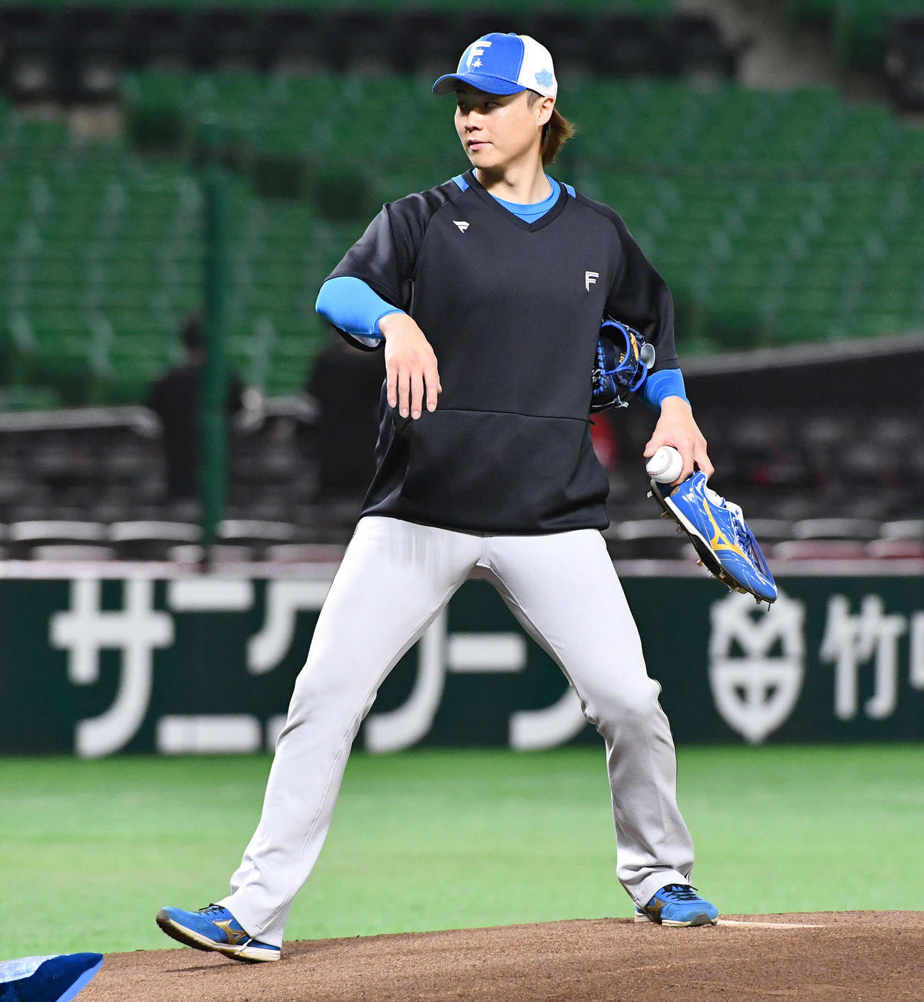 ソフトバンク対日本ハム　マウンドの感触を確かめる日本ハム山崎（撮影・岩下翔太）