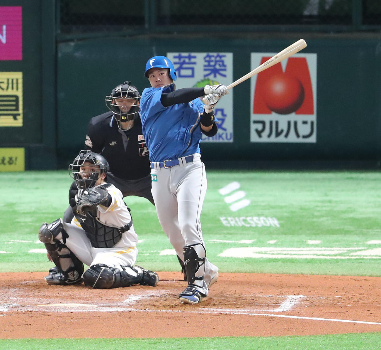 ソフトバンク対日本ハム　7回表日本ハム1死一、二塁、吉田は左越えに同点適時二塁打を放つ（撮影・梅根麻紀）