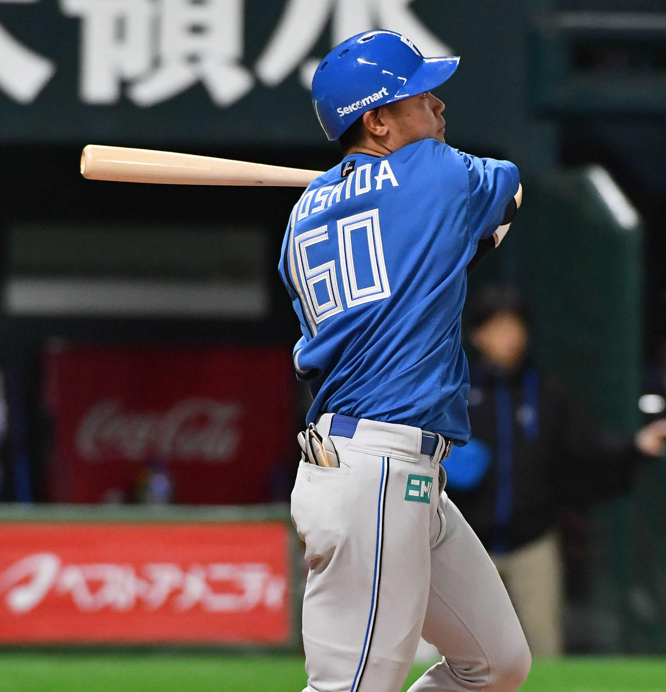 ソフトバンク対日本ハム　7回表日本ハム1死一、二塁、吉田は同点の適時左二塁打を放つ（撮影・岩下翔太）