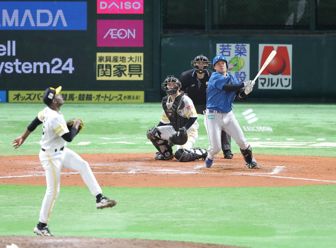 ソフトバンク対日本ハム　7回表日本ハム1死一、二塁、吉田は左越えに同点適時二塁打を放つ（撮影・梅根麻紀）