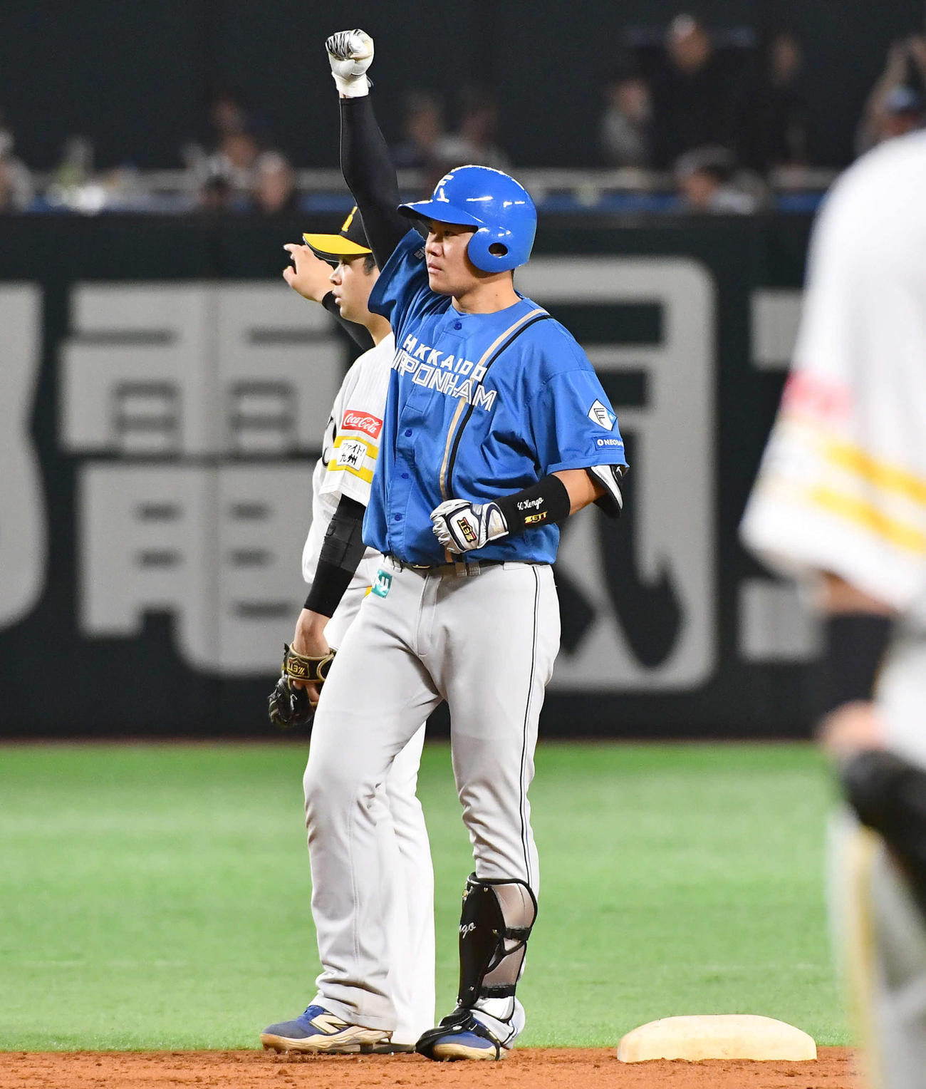ソフトバンク対日本ハム　7回表日本ハム1死一、二塁、同点となる適時左二塁打を放ち、ベンチに向かってガッツポーズする吉田（撮影・岩下翔太）