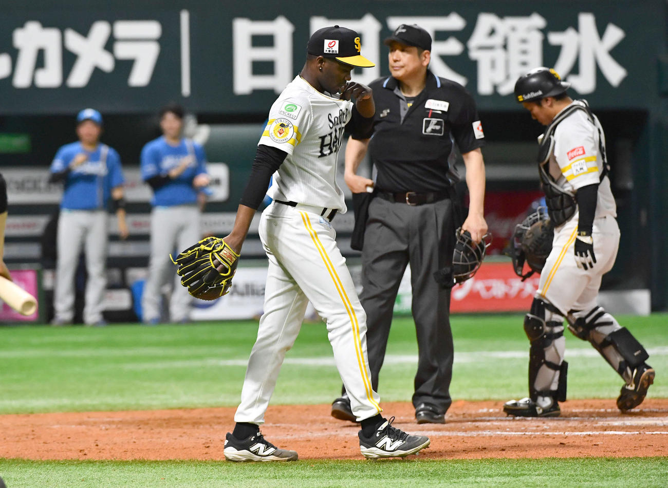ソフトバンク対日本ハム　7回表日本ハム1死一、二塁、吉田に同点となる適時左二塁打を打たれ、肩を落とすモイネロ（撮影・岩下翔太）