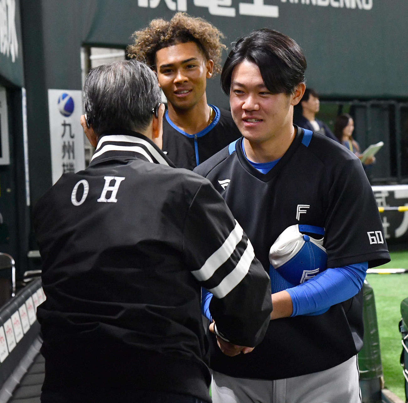 ソフトバンク対日本ハム　試合前、ソフトバンク王球団会長（左）にあいさつする、右から日本ハム吉田、水谷（撮影・岩下翔太）