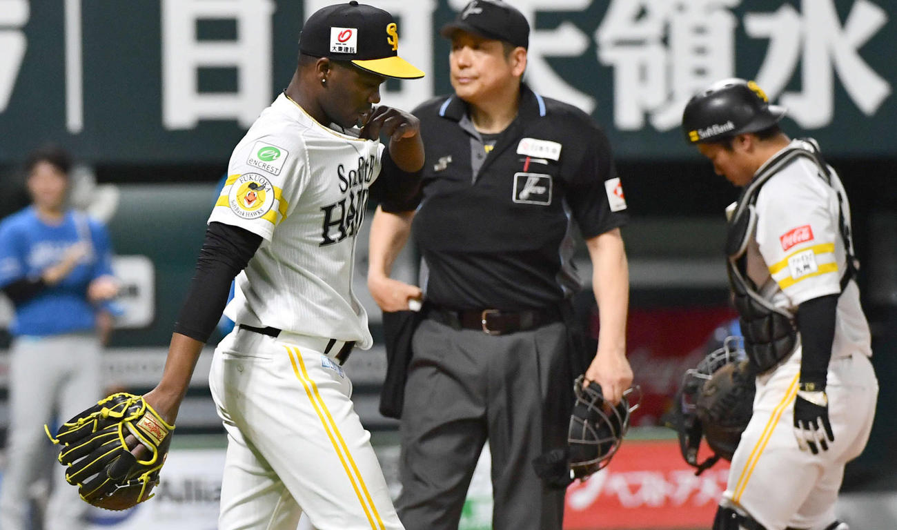 ソフトバンク対日本ハム　7回表日本ハム1死一、二塁、吉田に同点となる適時左二塁打を打たれ、肩を落とすモイネロ（撮影・岩下翔太）