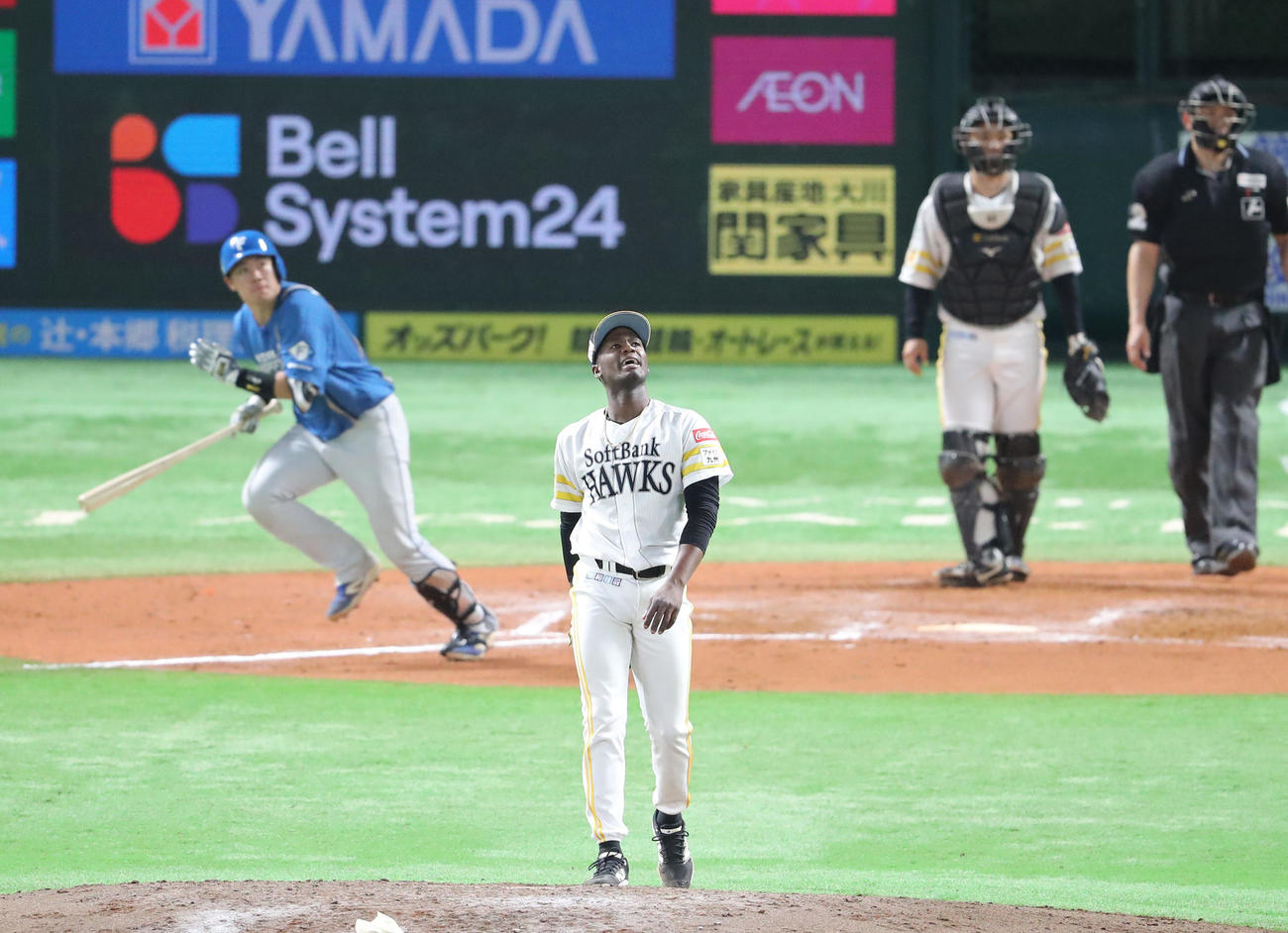 ソフトバンク対日本ハム　7回表日本ハム1死一、二塁、吉田に左越え同点適時二塁打を浴びたモイネロ（撮影・梅根麻紀）