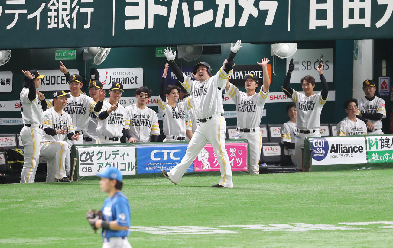 ソフトバンク対日本ハム　2回裏ソフトバンク無死、山川は左越えに先制本塁打を放ちベンチ前でポーズを決める（撮影・梅根麻紀）