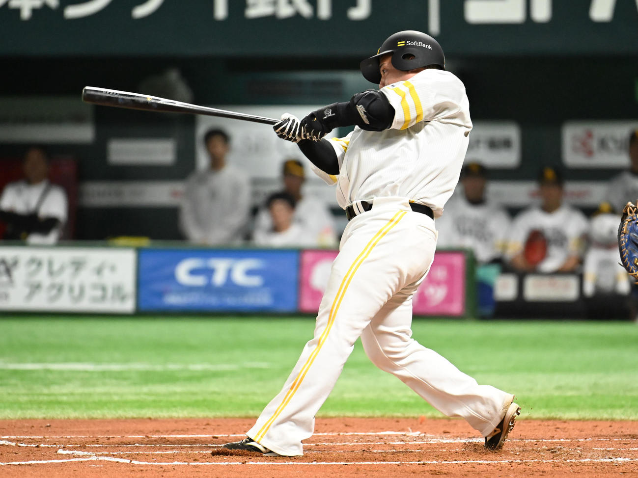 ソフトバンク対日本ハム　2回裏ソフトバンク無死、山川は先制本塁打を放つ（撮影・林敢治）
