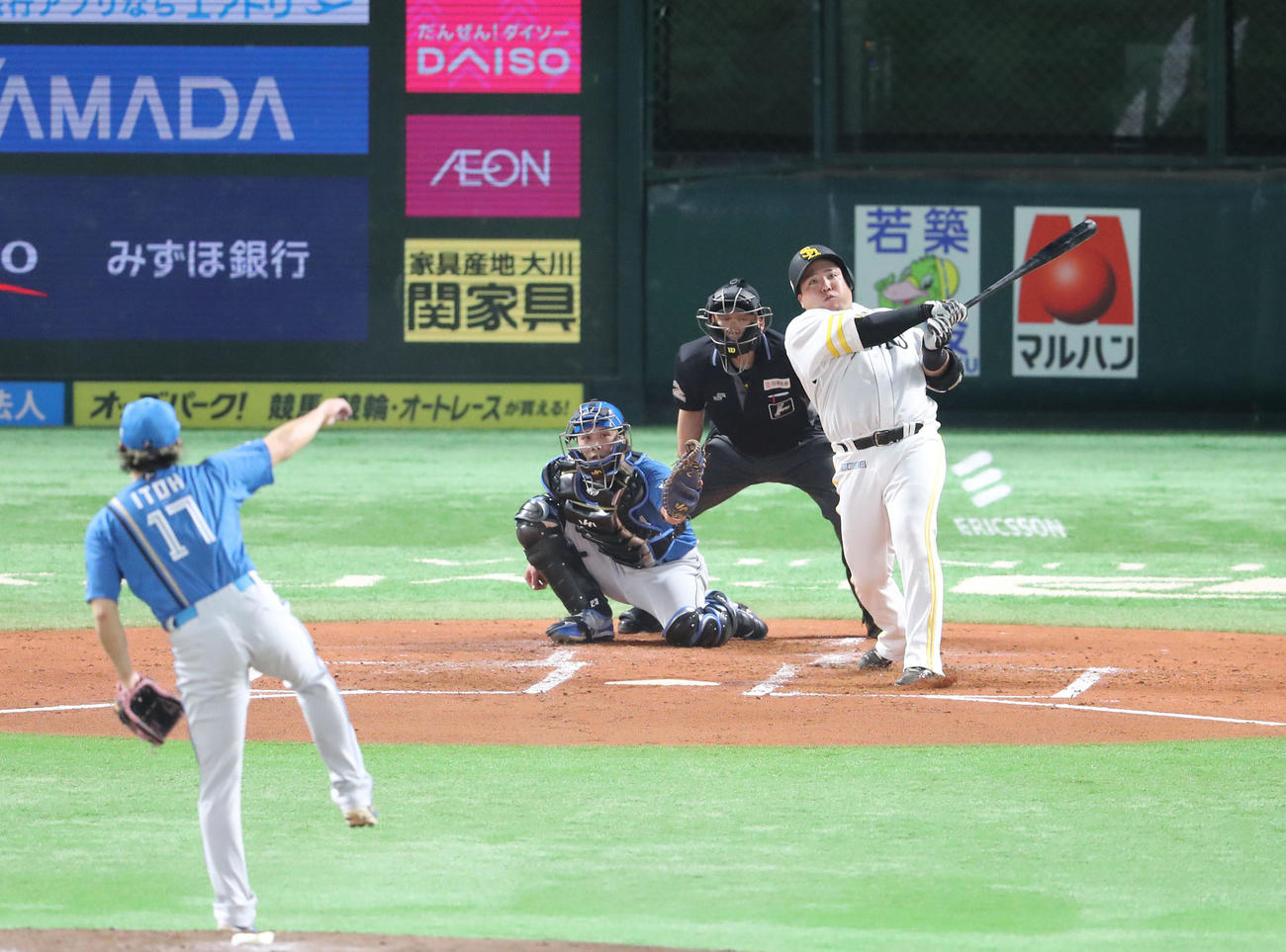 ソフトバンク対日本ハム　2回裏ソフトバンク無死、山川は左越えに先制本塁打を放つ（撮影・梅根麻紀）