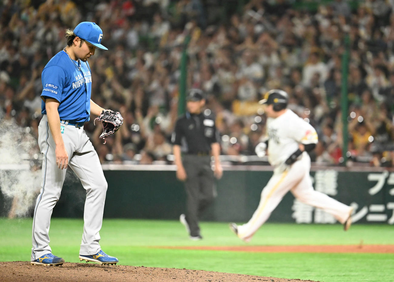 ソフトバンク対日本ハム　2回裏ソフトバンク無死、山川（右）に先制本塁打を許し厳しい表情の伊藤（撮影・林敢治）