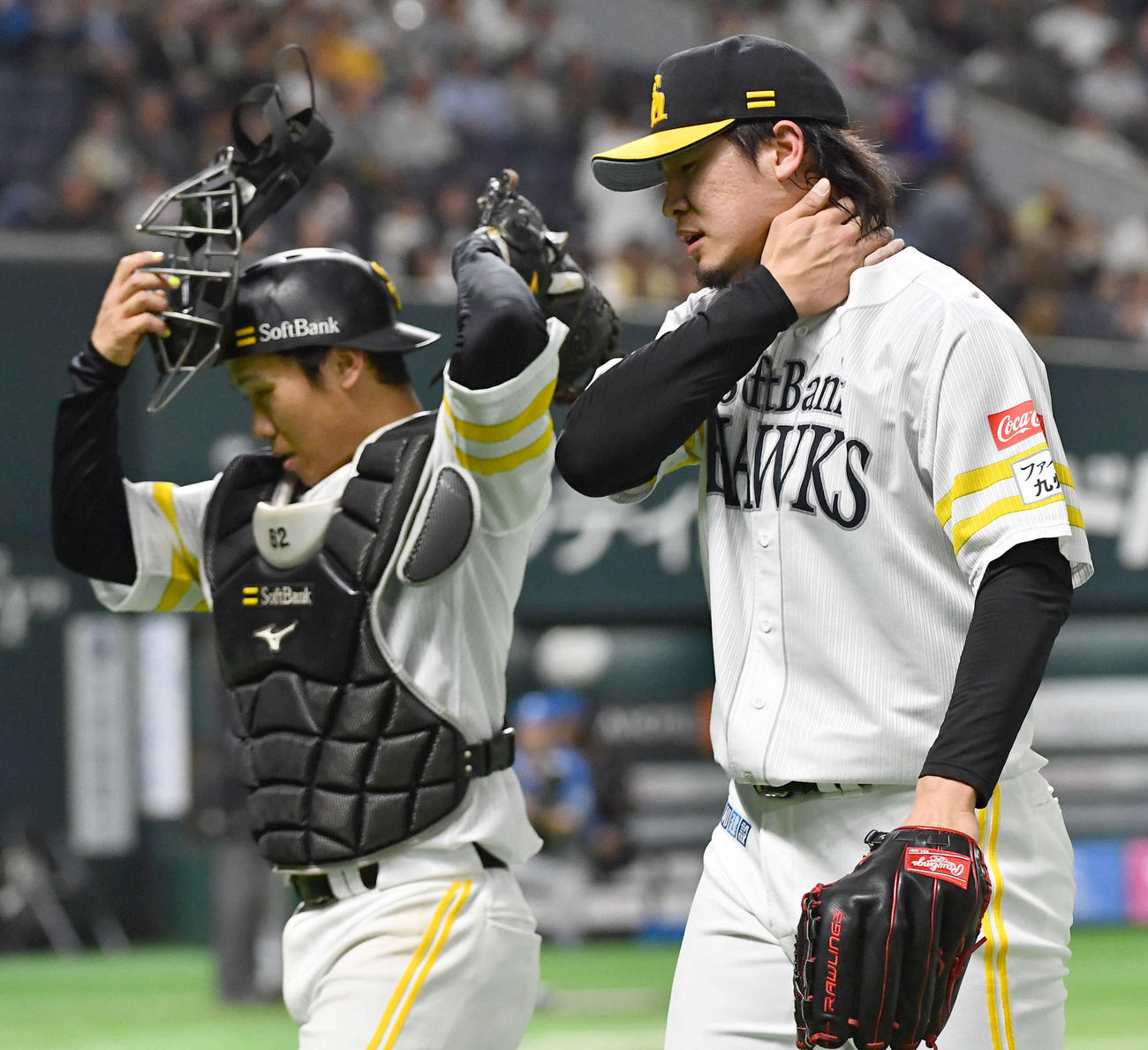 ソフトバンク対日本ハム　10回表終了後、水野達稀に勝ち越し本塁打を打たれた杉山（右）は悔しそうな表情でベンチへ戻る。左は海野（撮影・岩下翔太）