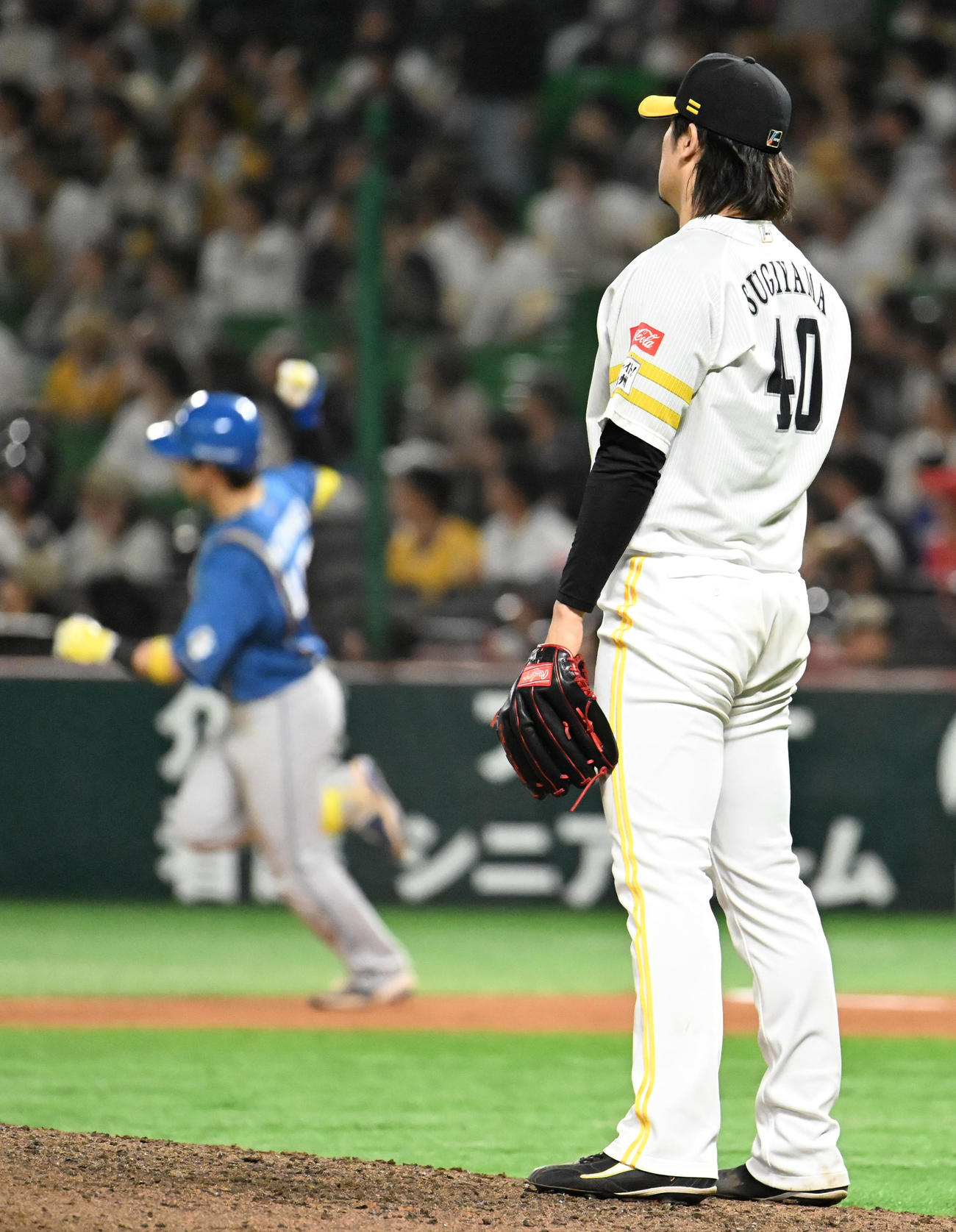 ソフトバンク対日本ハム　10回表日本ハム無死、水野（左）に勝ち越し本塁打を許した杉山（撮影・林敢治）